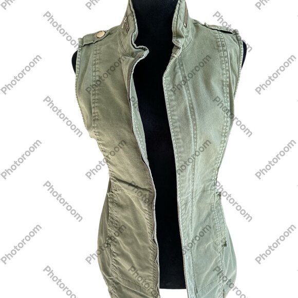 CAbi Tops - 🧡2/$10 EUC CABI Green Sleeveless Zip Up Vest Top W Gold Accents. Chest 18"